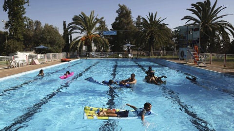 ¿Podrán abrir las piscinas este año con el coronavirus? Estudios plantean que el cloro podría eliminarlo