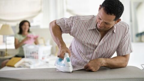 Las ciudades en las que más y menos se implican los hombres en las tareas del hogar