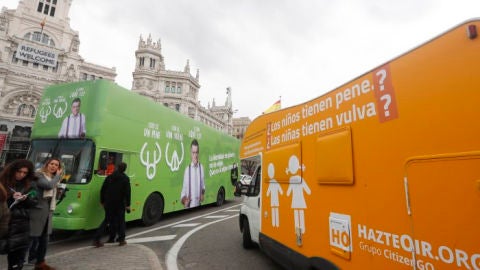 (06-03-17) ¡El esperado encuentro del autobús del respeto y la caravana de Hazte Oír!