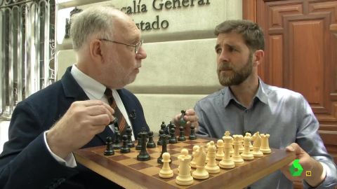 (02-05-17) Ernesto Ekaizer refleja con un tablero de ajedrez "la estrategia ofensiva del PP contra la Fiscalía Anticorrupción"