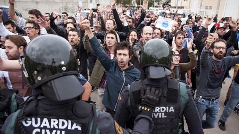 Nueve policías y dos guardias civiles, heridos leves en Cataluña durante la intervención en el 1-O