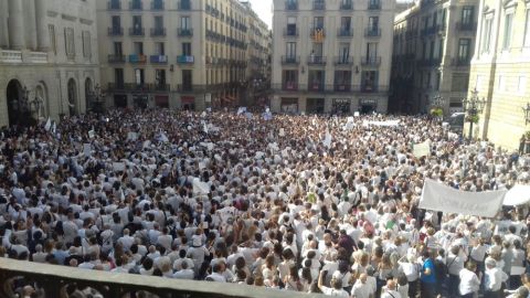 Miles de personas reclaman diálogo al Gobierno central y a la Generalitat en Barcelona