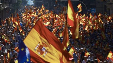 Miles de personas se concentran en Barcelona por la unidad de España y contra la independencia de Cataluña