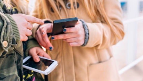 Los jóvenes, cada vez más adictos al móvil: "A veces me siento un payaso para que estén atentos"
