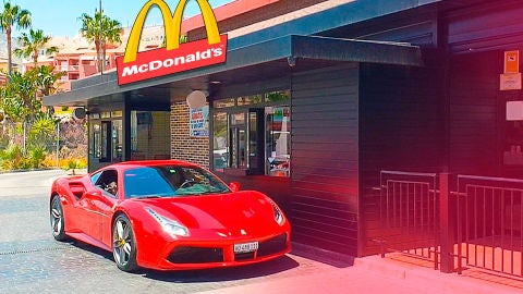 Cómo reaccionan en McDonalds al ver un niño en un Ferrari [Logan G]