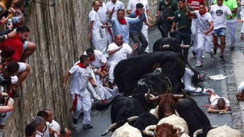 Los toros de Puerto de San Lorenzo corren en 2,37 en un primer encierro de San Fermín muy complicado y con mucho riesgo