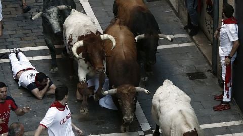Los momentos más peligrosos del tercer encierro de San Fermín, con los toros de Cebada Gago