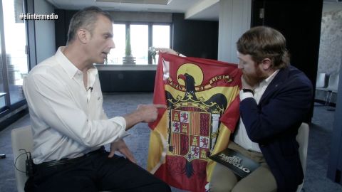 (12-07-18) El regalo de Manuel Burque al líder de Vox: "Una bandera para que sustituyas la que colgaste en Gibraltar"