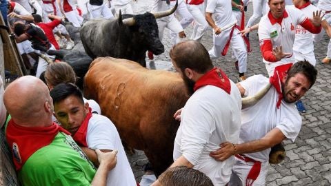 Los momentos de más tensión del octavo encierro de San Fermín con los toros de la ganadería Miura