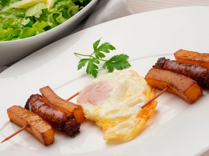 Huevos fritos con patatas y chistorra