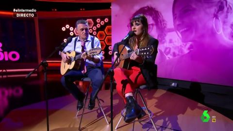 (07-03-19) Rozalén y Wyoming emocionan cantando en El Intermedio 'La Puerta Violeta', el himno español contra la violencia machista