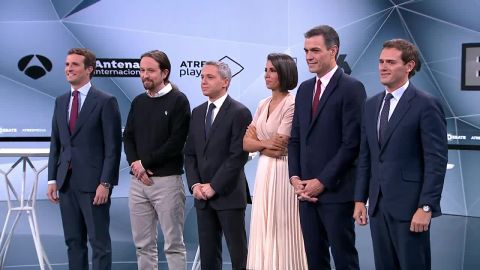 Así ha sido el posado de Casado, Iglesias, Sánchez y Rivera al llegar al plató de 'El Debate decisivo'