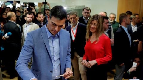 Pedro Sánchez, después de votar en Pozuelo de Alarcón: "Esta es una jornada de puertas abiertas hacia el futuro de España"