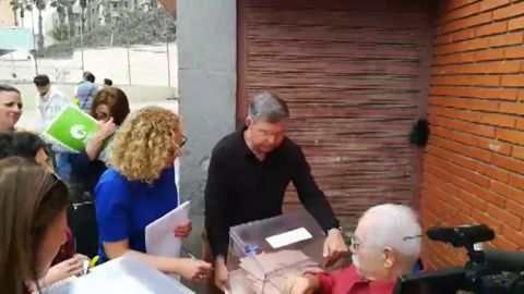 Sacan la urna del colegio electoral para que vote un hombre en silla de ruedas