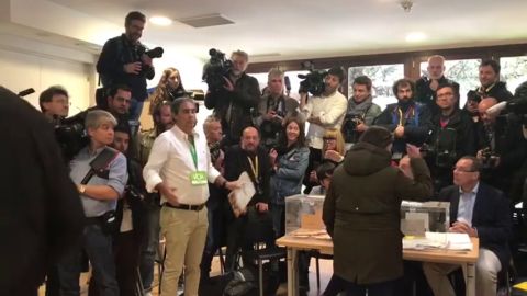 Momento de tensión con un apoderado de Vox en el colegio electoral donde ha votado Pedro Sánchez