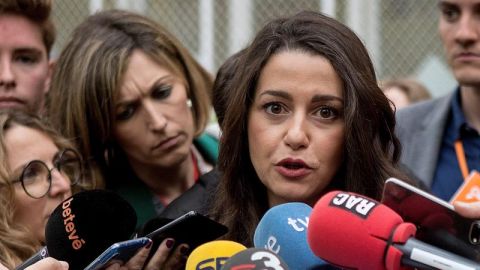 Inés Arrimadas ejerce su derecho al voto y la presidenta de mesa le niega el saludo