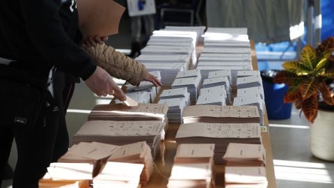 La apertura de los colegios electorales se desarrolla con "absoluta normalidad" en toda España