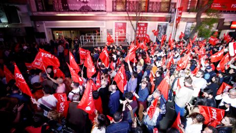 Miles de personas celebran la victoria de Sánchez con gritos como "Con Rivera no"