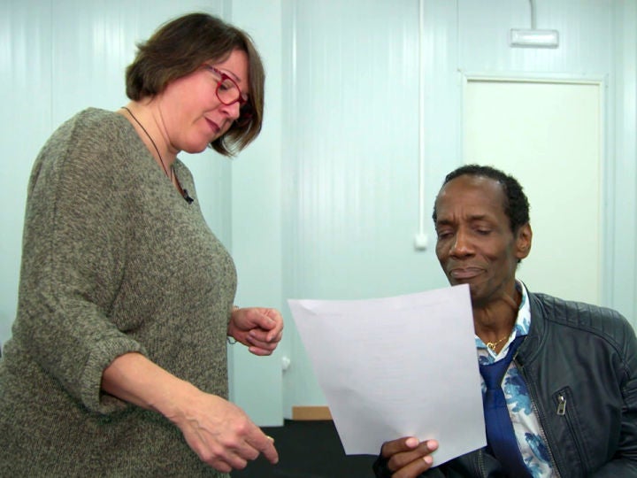 Charles Rolle se prepara para su actuación con su vocal coach