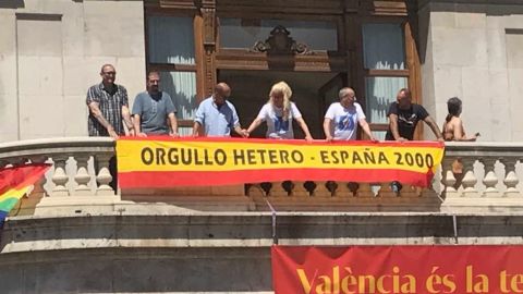 España 2000 coloca una bandera del 'Orgullo Hetero' en la fachada del Ayuntamiento de Valencia