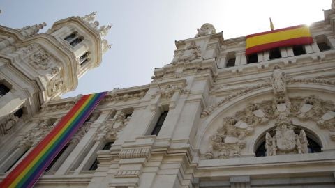 Almeida relega la bandera LGTBI a un lateral del Ayuntamiento para colgar la española pedida por Vox