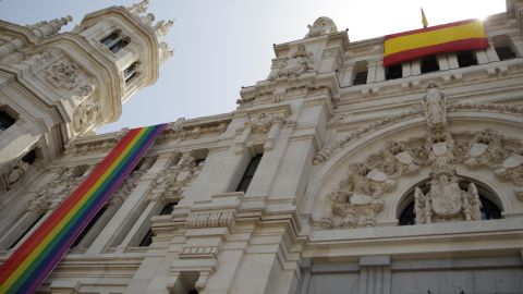El Ayuntamiento de Madrid coloca la bandera LGTBI en un lateral de la fachada de Cibeles