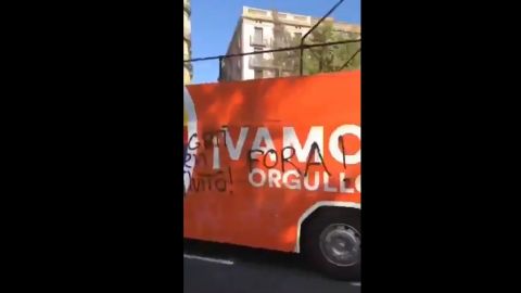 Boicotean el autobús de Ciudadanos del Orgullo LGTBI en Barcelona con pintadas y al grito de "fuera fascistas"