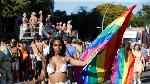 España se tiñe con la bandera arcoíris para reivindicar el Orgullo LGTBI