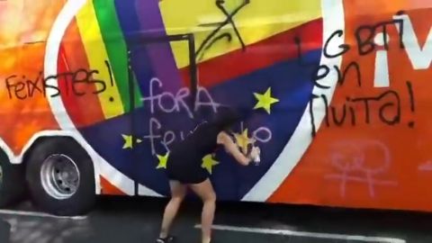 Paran y pintan un autobús de Ciudadanos que iba a participar en el Orgullo de Barcelona
