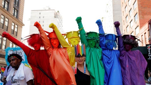 Multitudinario desfile del Orgullo LGTBI en Nueva York cuando se cumplen 50 años de Stonewall