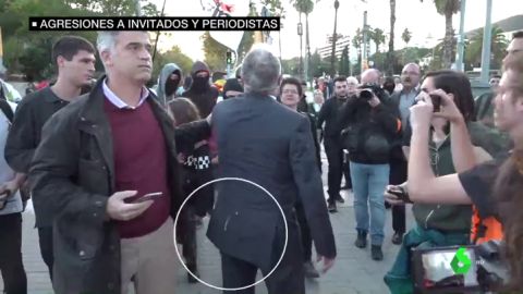 Agresiones e insultos a empresarios y periodistas: lo que no viste de la tensa visita del rey a Barcelona