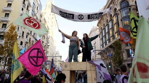 Activistas de 'Extinction Rebellion' corta la Gran Vía de Madrid para reclamar medidas contra la emergencia climática