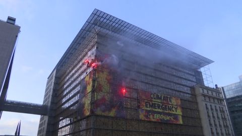 Greenpeace burla la seguridad de la cumbre de jefes de gobierno en Bruselas con bengalas y una pancarta