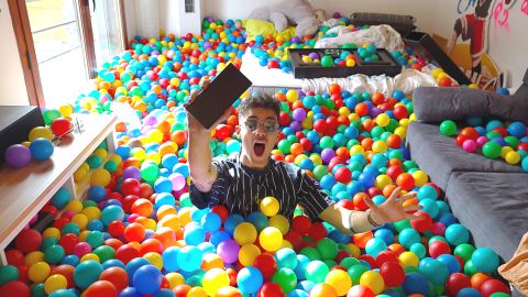 Mi móvil se ha perdido dentro de una habitación llena de pelotas de plástico | Logan G