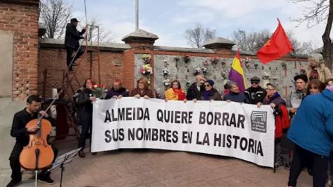 Homenaje a 80 mujeres asesinadas por el franquismo en el cementerio de la Almudena