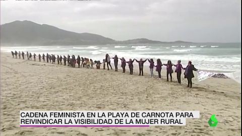 Realizan una cadena feminista en una playa de A Coruña para reivindicar la visibilidad de la mujer rural