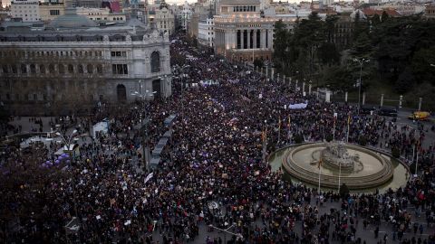 Una marea violeta inunda las calles de Madrid en el Día Internacional de la Mujer