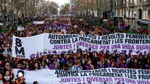 Unas 50.000 personas llenan las calles de Barcelona en el Día Internacional de la mujer 2020
