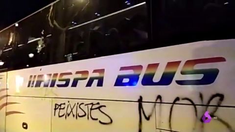 Vox acusa a "feministas radicales" de atacar uno de los autobuses que viajaban a su acto en Vistalegre
