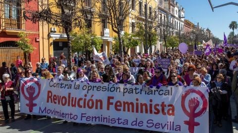 Miles de mujeres tiñen las calles de violeta en toda España para unir su voz el 8M bajo el lema 'Revuelta feminista'