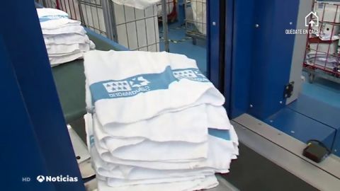 Así luchan las lavanderías contra el coronavirus: cada día desinfectan 20.000 kilos de ropa de los sanitarios