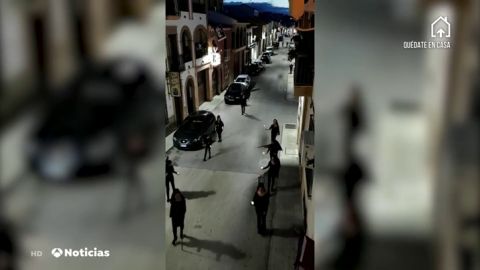 Varias mujeres vestidas de negro y con mantilla organizan una procesión en Porcuna, Jaén, y se saltan el estado de alarma