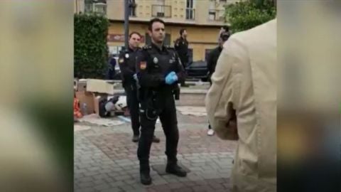 Ejemplar actuación de un policía en Melilla tras cerrar Marruecos la frontera por el coronavirus: "Tenemos que ayudarnos"