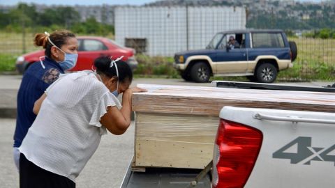 Guayaquil afronta la pandemia con ataúdes de cartón y la construcción de cementerios de emergencia