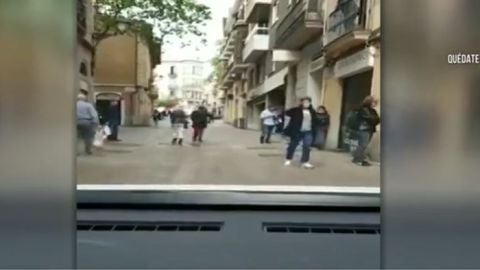 Un médico saliente de guardia graba a decenas de personas paseando por Sarriá, en Barcelona, a pesar del confinamiento