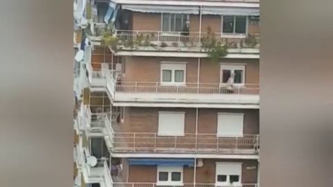 La retransmisión de la 'carrera en el balcón' `durante el confinamiento del coronavirus que se vuelve viral