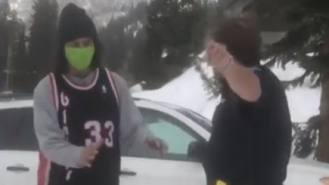 Denuncian a un policía que reprendió a un snowboarder por saltarse el confinamiento