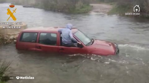 Rescatado un hombre que se quedó atrapado con su coche en el río tras saltarse el confinamiento