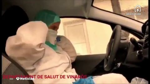 Cómo ponerse con éxito un traje de protección frente al coronavirus en un coche