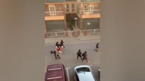 Varios jóvenes salen a jugar al fútbol sin respetar las distancias ante el coronavirus y reciben el 'castigo' de los vecinos